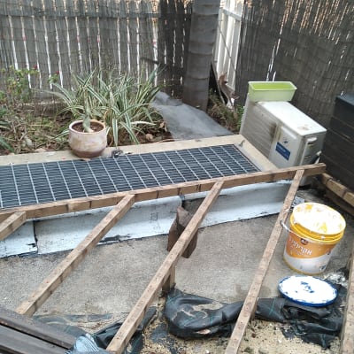 דלי צבע וכלי עבודה לאיטום על רצפה