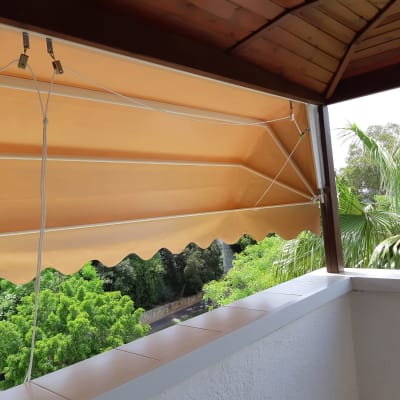 סוכך כתום עם חבלים ומנגנון מתכת