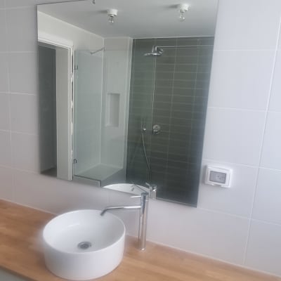 מקלחת עם ראש מקלחת וכיסוי זכוכית