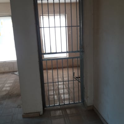 דלת מתכת עם סורגים בחדר פנימי