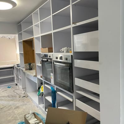 ארונות מטבח לבנים עם תנור בילד אין