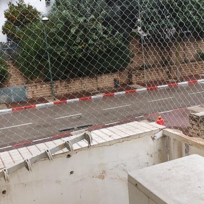 רשת מתכת למניעת כניסת יונים במרפסת