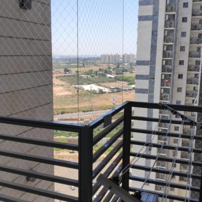 רשת הגנה מותקנת במרפסת למניעת כניסת יונים