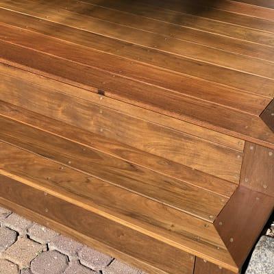 מדרגות עץ עם ברגים ליד צמח ירוק