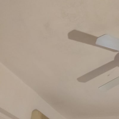 תקרה עם סימני רטיבות ליד מזגן