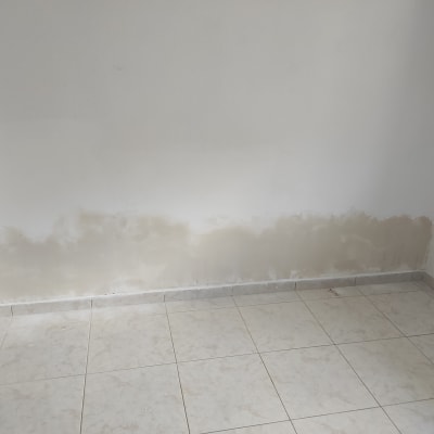 קיר עם תיקון טיח בחלק התחתון