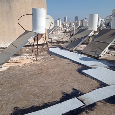 יריעות איטום על גג עם קולטי שמש ודודי שמש