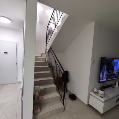 מדרגות עם מעקה מתכת שחור בבית