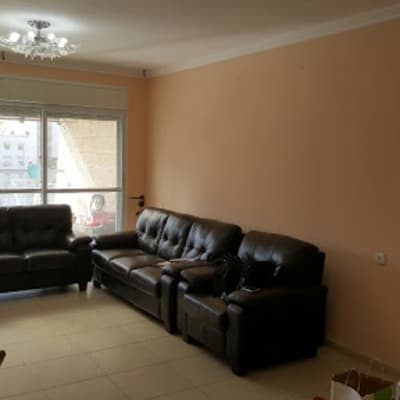 סלון עם ספות עור וחלון גדול