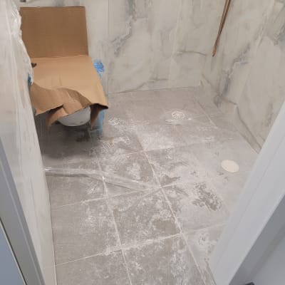 רצפה מלוכלכת באבק, קרטון על אסלה