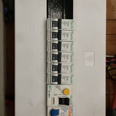 לוח חשמל עם מפסקים של שניידר אלקטריק