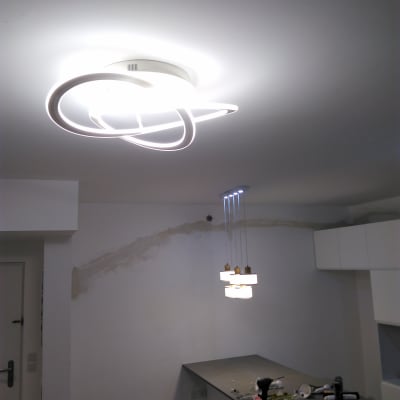 מנורת תקרה דולקת, כלים על שולחן עבודה