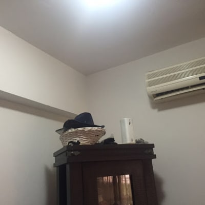 חדר עם מזגן על הקיר ותקרה צבועה