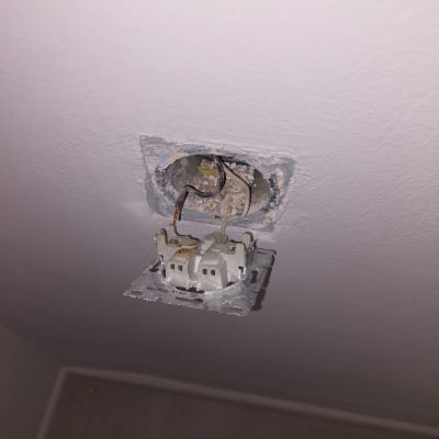 חוטי חשמל יוצאים מתיבת חיבורים בקיר