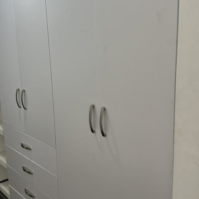 ארון לבן עם ידיות מתכת