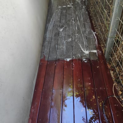 שביל עץ רטוב עם סימני ניקוי וסבון