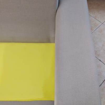 ניקוי ספה עם חומר ניקוי צהוב על המושב