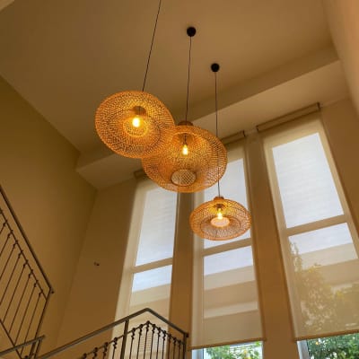 מנורות תלויות עם אהילים קלועים ותאורה חמה