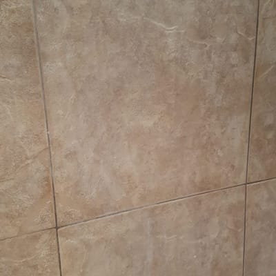 קיר אריחים נקי לאחר ניקוי יסודי