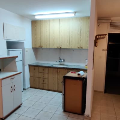 מנורת פלורסנט בתקרה מעל המטבח