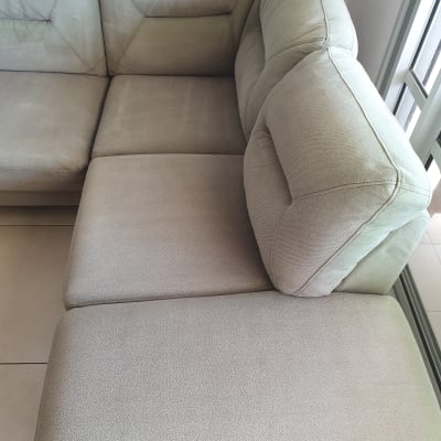 ספה עם כתמים קלים על הריפוד