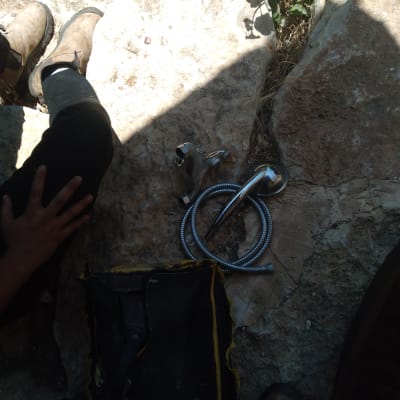 צינור מתכת, ברז וכלי עבודה על אבן