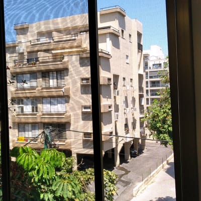 מסגרת אלומיניום של חלון עם נוף עירוני