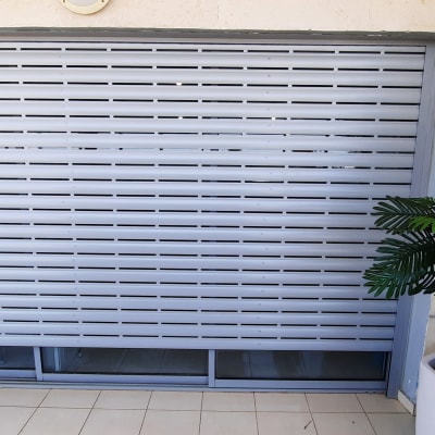 תריס אלומיניום סגור על חלון גדול