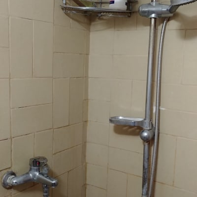 ברז מקלחת עם ראש מקלחת וצינור מתכת