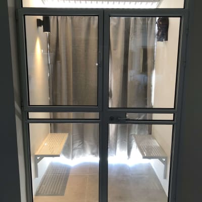 דלת אלומיניום עם זכוכית ומסגרת מתכתית