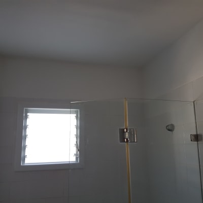 קירות צבועים בלבן בחדר אמבטיה