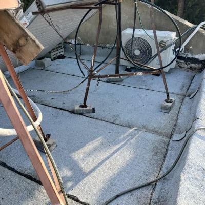 גג עם יריעות איטום, צינורות ומתקנים שונים