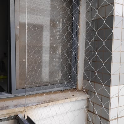 רשת מתוחה על חלון למניעת כניסת יונים