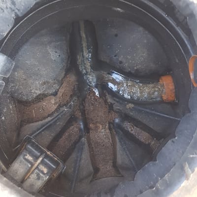 צינור ביוב עם חיבורים ותעלות מים