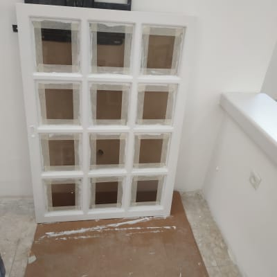 חלון עם מסגרת צבועה ולוחות נייר דבק