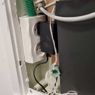 שקע חשמל עם חוטים וכבלים חשמליים