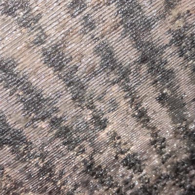 סליל מזגן עם לכלוך ואבק על פני השטח