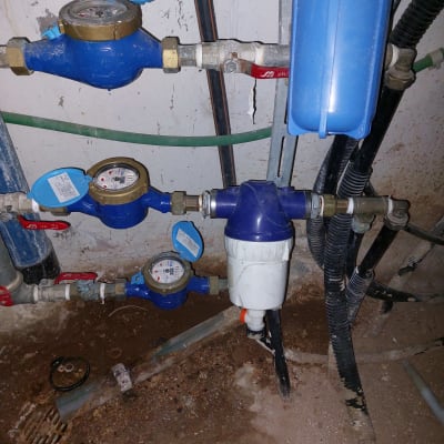 מד מים כחול עם צינורות ומחברים