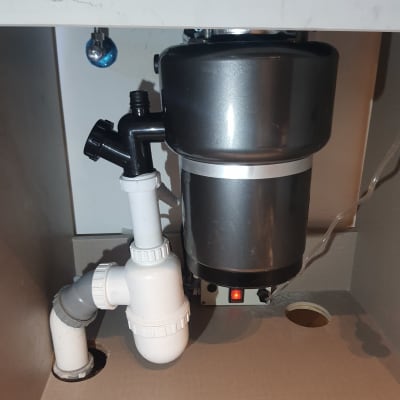 מערכת צנרת מתחת לכיור עם מסנן אשפה