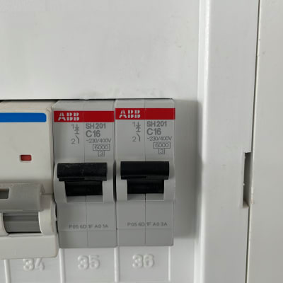 שני מפסקים חשמליים של ABB בלוח חשמל