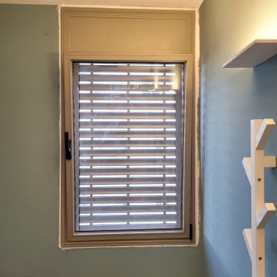 חלון אלומיניום עם תריסים אופקיים