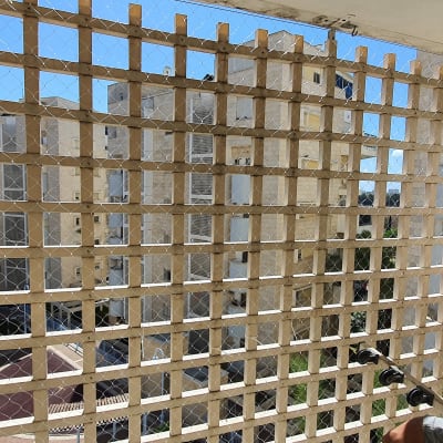 רשת למניעת כניסת יונים על מרפסת