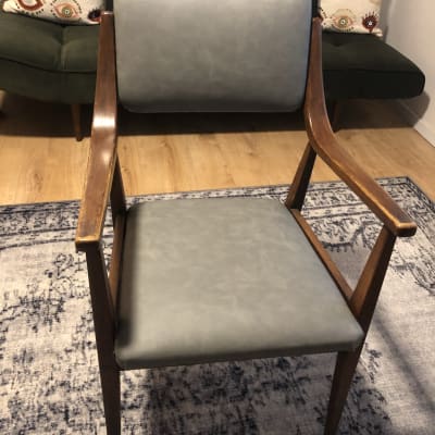 כיסא עם ריפוד עור אפור ומסגרת עץ