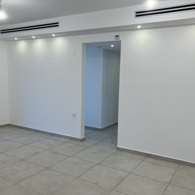 פתחי מיזוג אוויר בתקרה לבנה עם תאורה