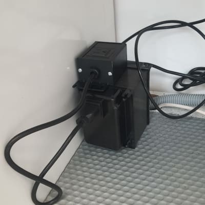 קופסת חיבורים שחורה עם כבלים חשמליים