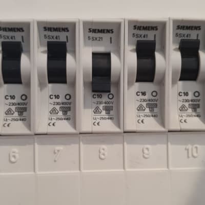 מפסקי חשמל של סימנס בלוח חשמל