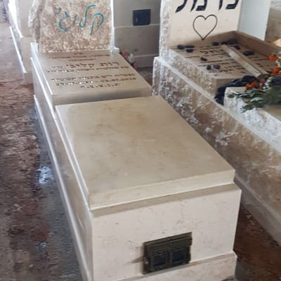 קברים עם מצבות אבן, כתובות בעברית