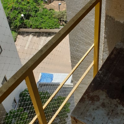 רשת מתכת על מרפסת למניעת כניסת יונים