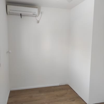 חדר עם קירות צבועים ולמינציה חדשה על הרצפה