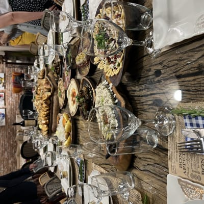 שולחן ערוך עם מנות מגוונות, כוסות יין וסכו"ם.